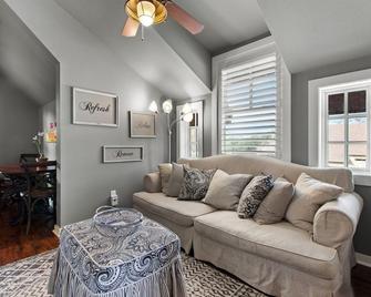 Private, Lake-Front, Guest Suite On Lake Granbury, Near Downtown! - Granbury - Living room