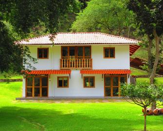 Escape to Fundo Arawishka, 5 kms from Pedro Ruiz, - Rodriguez De Men - Edificio
