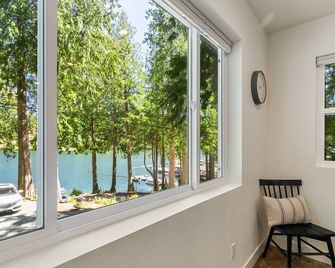 The Lake Hut - a perfect place to relax and play on shore of Lake Whatcom - Sedro Woolley - Balcony