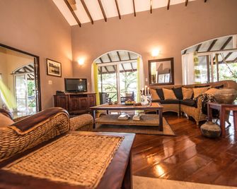 Popa Paradise Beach Resort - Bocas del Toro - Living room