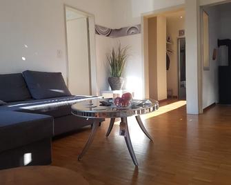 the city accommodation at Brandschenkestr corner Bederstrasse - Zúrich - Sala de estar