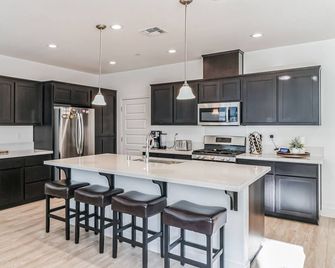 Modern family-friendly home, Napa, wine country, private backyard, fire pit - Fairfield - Küche