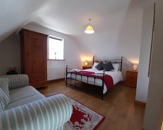 Teac Chondai Thatched Cottage - Annagry - Bedroom