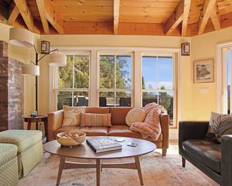 Octagon Luxury Retreat• Hot Tub• Redwood Views• Forest Getaway - Cazadero - Living room