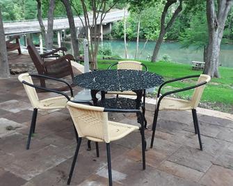 Horseshoe Riverside Lodge - Canyon Lake - Patio