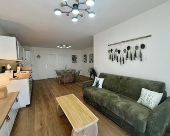 Rêve d'Evasion beautiful new apartment air-conditioned, comfortable for 4 people - Lattes - Wohnzimmer