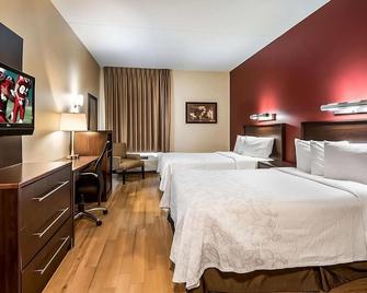 Rare Gem! Walk To City Cellar Wine Bar & Grill, Free Parking And Pets Allowed! - Uniondale - Bedroom