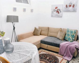 Bright Apartment in Sitges + Balcony - Sitges - Huiskamer