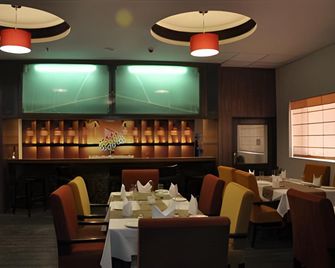 The Maple Leaf Hotel - Lucknow - Restaurant