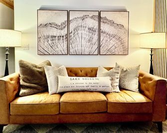 Newly remodeled-Lakefront cabin on 4th Lake w/dock & kayaks. Trail 5 Access - Old Forge - Living room