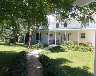 Far West House: Beautiful turn of the Century Farmhouse, totally re-modeled. - Cameron - Building