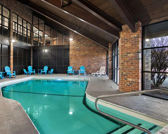 Clarion Pointe Bloomington - Normal near I-55 and University - Normal - Pool
