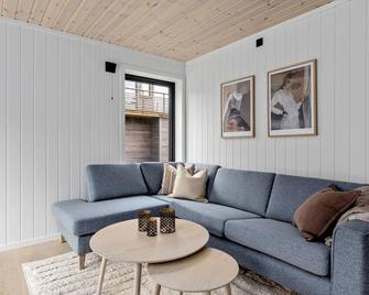 4 Bedroom Stunning Home In Risør - 리쇠르 - 거실