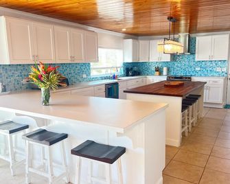 Trela Sands is a 3 Bedroom Unit with generator, right on a sandy beach - North Palmetto Point - Kitchen