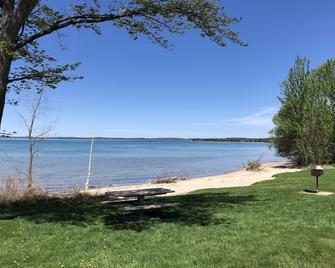 Fully Renovated Peek-A-Boo Bayview Duplex-10 minuets from Downtown Traverse City - Acme - Beach