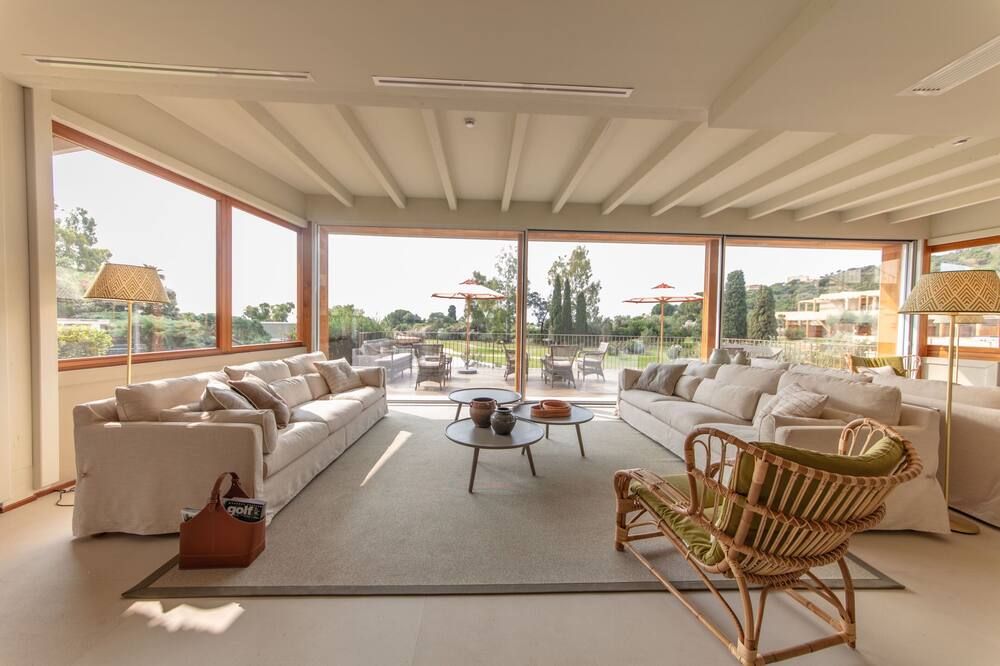 إيس مولاس ريزورت