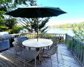 Puget Sound Beach House - Gorgeous Waterfront, Views - Beach Access - Shelton - Balcony
