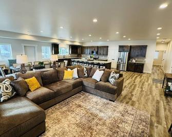 Pickleball Paradise at Star Valley Ranch! - Thayne - Living room