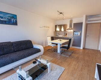 Eola Apartments - Stara Baška - Sala de estar