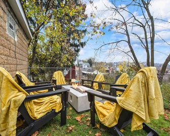 Regal Bricks - Fire Pit - Elevated Deck - Pool Table - King Bed - Pittsburgh - Pati