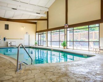 Clarion Inn & Suites at the Outlets of Lake George - Lake George - Bazén