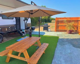 Enjoyable 2-bedroom RV/trailer with AC in Reedleyin the country - Reedley - Patio