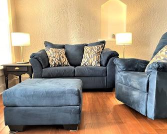 Downtown Historic Studio - Bloomington - Living room