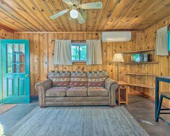 Cozy Newton Lake Cottage w/ View of the Lake! - Carbondale - Sala de estar