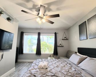 Barefoot mailman motel - Lantana