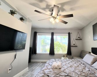 Barefoot mailman motel - Lantana