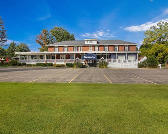 Cherry Room for 2 at The Blue Pelican Inn - Central Lake