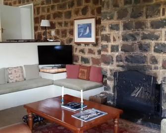 Walkersons - Marks Cottage - Dullstroom - Living room