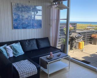 Only 50 meters to the beach. Enjoy being awakened by gentle waves. - Otterup - Sala de estar