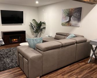 Feel at home in This 2 Bedroom Basement Suite - Kamloops - Living room