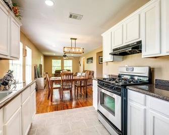 Pet-Friendly Victoria Home - Kayak, Fish and Golf! - Victoria - Kitchen