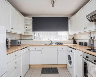 Cosy 3 Bedroom Home With Wifi, Parking & Garden - Tilbury - Cocina