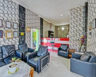 Spot On 91376 Hotel Bintang Flores - Cilacap - Lobby
