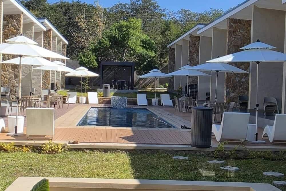 سافانا68 هوتل - شلالات فيكتوريا - حوض السباحة