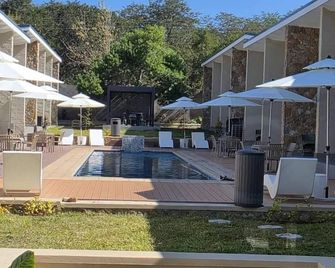 Savanna68 Hotel - Вікторія-Фолз - Басейн