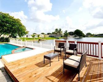 Stunning Lake-Front Villa with Pool & Spa - Pembroke Pines - Pool