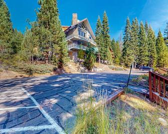 Mountain-view condo with 2 decks, washer/dryer, & shared pool/hot tub - Lakeshore - Edificio