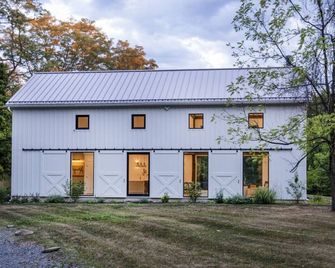 Modern Converted Barn with Hot Tub! - Hyde Park - Building