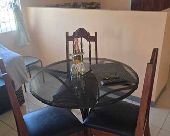 Experience Authentic Jamaican Living! - Bahía Montego - Comedor