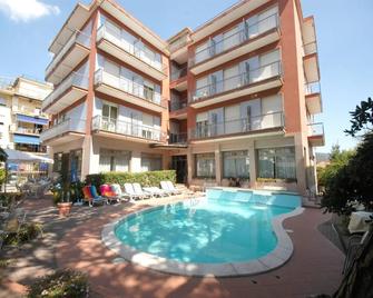 Hotel Kristall - Diano Marina - Pool