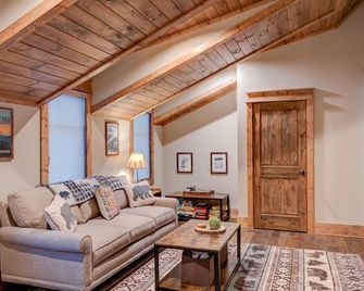 Happy Trails - Pet friendly Eagles Nest with view, hot tub, fire pit - Elk Park - Living room