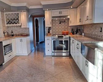 Lovely 2-bedroom brick home in pleasant Hanover with a backyard oasis - Hanover - Keuken