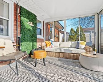 New! King Bed. 3tvs, Fireplace W Enclosed Patio, Fenced In Backyard, Bbq - Madison Heights