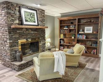 Secluded Retreat 5 Min From Mainstreet - Covered Deck - Fireplaces - New Updates - Highlands - Lounge