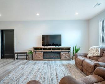 Expansive Basement Suite w/ Horses and Arena - Spring City - Sala de estar