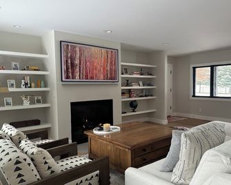 Private Luxurious 3BR Bellevue Retreat with Hot Tub & Game Room Near River - Bellevue